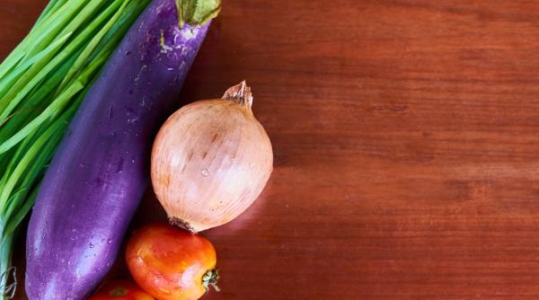 reteta cu care iti vei surprinde musafirii pui cu vinete la cuptor