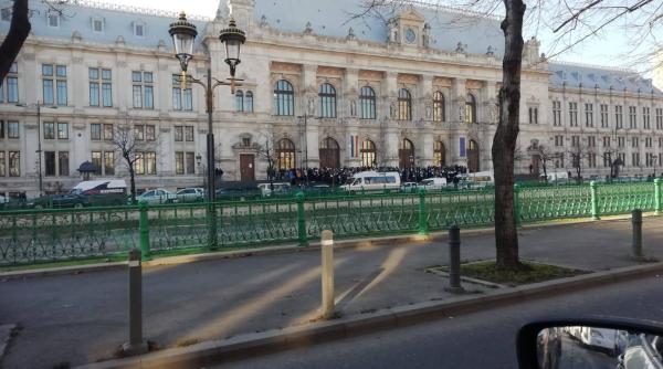 eliminare pensii speciale peste 6 000 de grefieri protesteaza