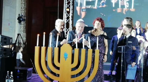 hanuka i a adus alaturi pe ambasatorul israelului si ambasadorul sua galerie foto