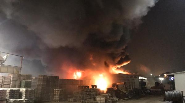 incendiu puternic la un depozit din soseaua fundeni ard autoturisme flacari de cativa metri si fum dens