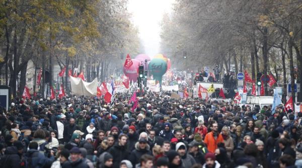proteste in franta traficul feroviar foarte perturbat greva paralizeaza intreaga tara