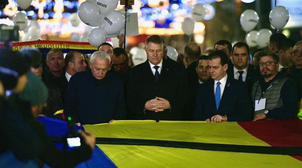 reactia oamenilor cand a aparut iohannis la marsul pentru revolutie ce au inceput sa strige video