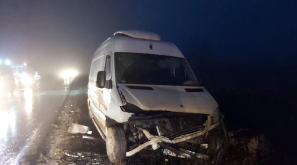 trei persoane ranite accident intre un microbuz si un autoturism pe dn5