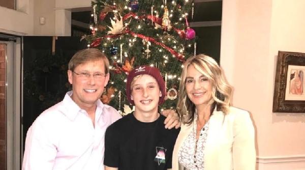 nadia comaneci a primit un brad impodobit cu imagini din cariera sa