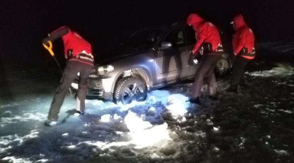 zeci de turisti blocati in bucegi ajutati de jandarmi politisti si salvamontisti