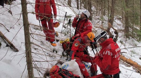 doi turisti rataciti in munti au urcat fara echipament