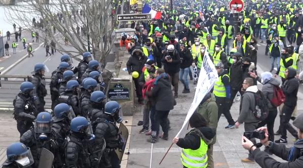 proteste violente la paris politia intervine cu gaze lacrimogene