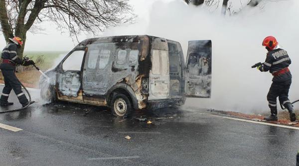 doi oameni salvati la timp dupa ce masina le a luat foc