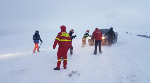 familie cu doi copii blocata cu masina in zapada in bucegi