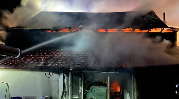 casa cantaretei emilia dorobantu mistuita de flacari cauza incendiului stins dupa cinci ore