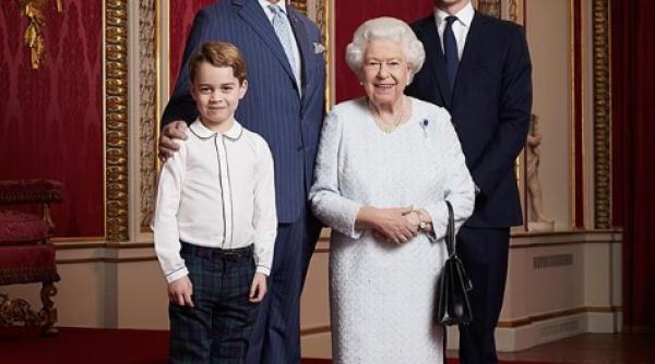 o fotografie pentru intrarea in noul deceniu regina elisabeta a ii a a pozat alaturi de mostenitorii tronului