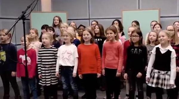 ura electrica copii invatati sa cante bunica este o scroafa