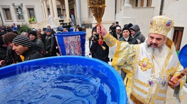 imbulzeala pentru apa sfintita de boboteaza oamenii au rupt bradul din care a fost facuta crucea