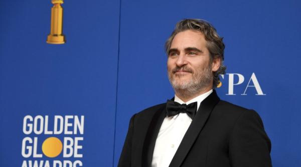 joaquin phoenix catre actorii de la globurile de aur  nu mai luati avioane private