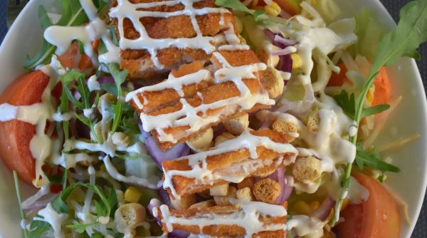 salata caesar cu pui si crutoane reteta cea mai gustoasa