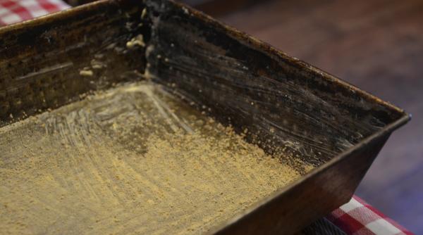 cum scoti usor blatul de tort din tava fara sa l rupi trucul genial al bucatarilor