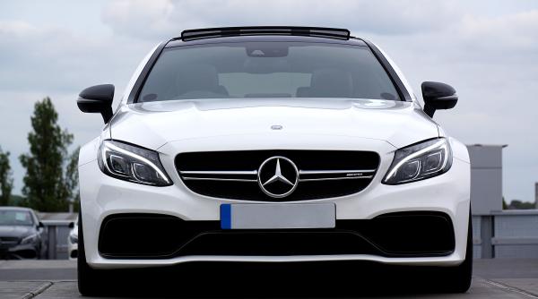 mercedes benz continua sa domine segmentul masinilor de lux ce brand s a apropiat periculos de mult