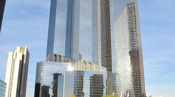 omul paianjen francez se va catara pe o cladire in semn de protest fata de reforma pensiilor