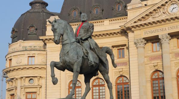 de ce are regele carol i cravata rosie insemnul aparut pe statuia din piata revolutiei