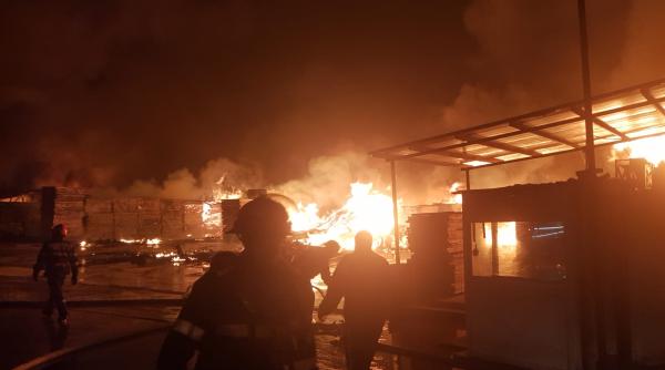incendiul la fabrica din urlati a fost stins update