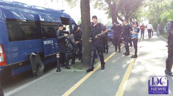 profesor incatusat de jandarmi in fata scolii