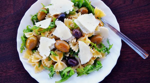 salata de paste reteta rapida si gustoasa ideea perfecta cand nu ai timp sa gatesti