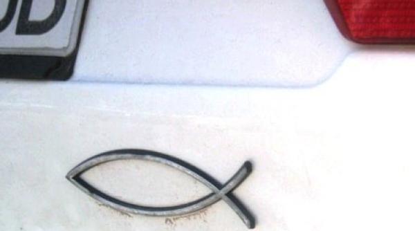 un roman din spania a dezlegat misterul simbolului care apare pe tot mai multe masini