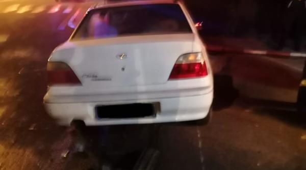 un sofer a intrat cu masina in fantana arteziana din sensul giratoriu patru persoane au ajuns la spital