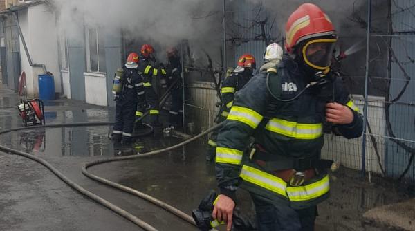 incendiu la un service auto din brasov pompierii intervin cu forte sporite