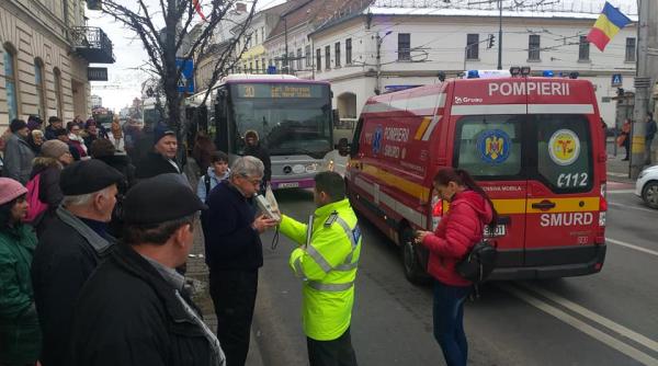 tanara spulberata pe trecerea de autobuz