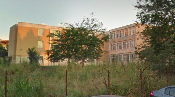 copilul cazut de la etajul doi al scolii are mai multe fracturi va urma sa fie operat