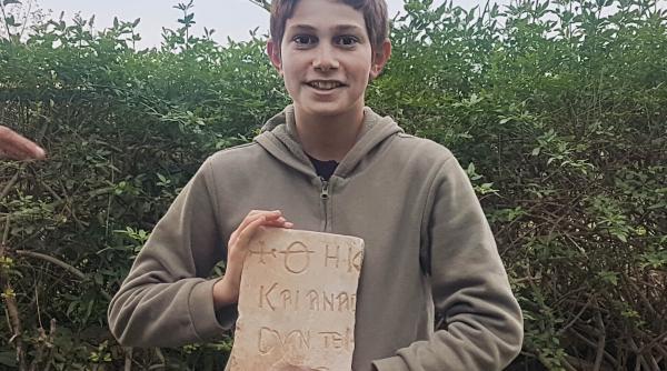 piatra de mormant veche de 1 500 de ani descoperita in israel are o inscriptie in greaca veche