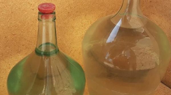 detinut prins in timp ce voia sa faca tuica in celula fructele puse la toaleta sa fermeteze