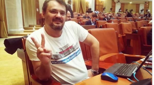 ghinea foc si para pe bolos ca nu ia lumina de la el stiam cine este si ce gandire limitata are