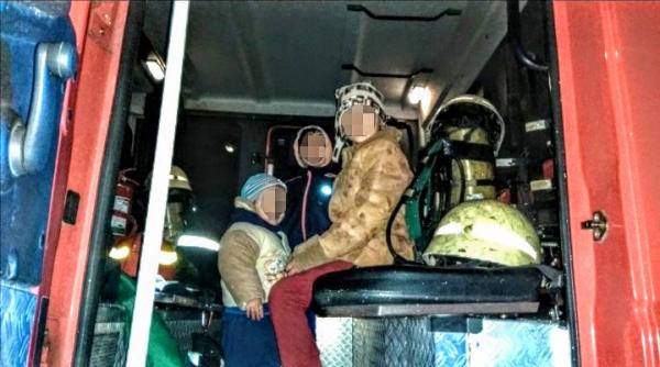 trei copii si bunica acestora salvati la timp dintr o casa in flacari