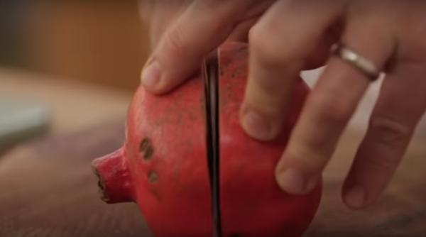 cum cureti corect rodia in cateva secunde metoda celebrului bucatar jamie oliver foarte tare