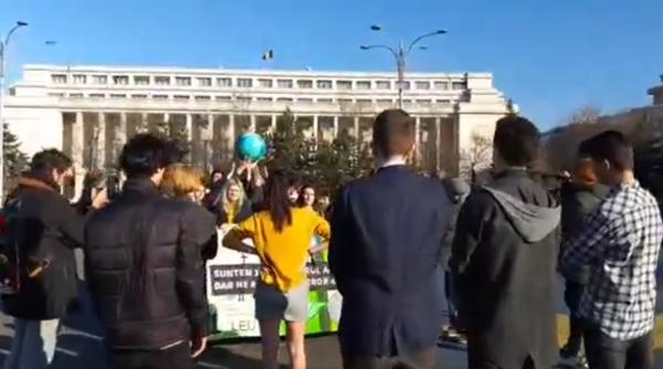 protest al tinerilor in piata victoriei suntem suta la suta viitorul acestei tari