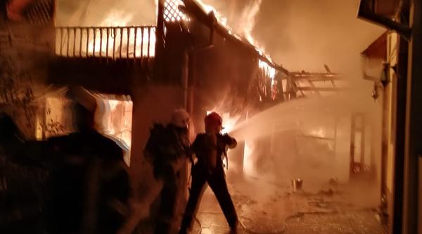 un tanar din iasi a incendiat casa iubitei sale din dragoste
