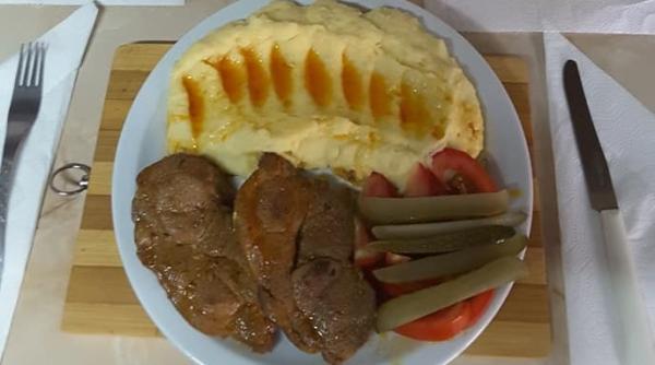 friptura de porc in sos de rosii cu usturoi si piure de cartofi felul preferat al romanilor sa nu lipseasca muraturile