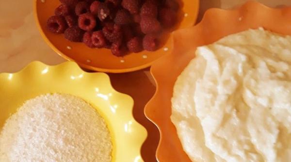 un strat de gris pus intre blatul tortului si fructe cel mai tare truc este absolut genial