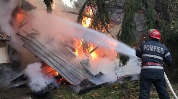 doua cabane distruse intr un incendiu din cauza unui cos de fum