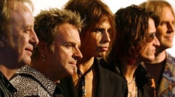 johnny depp si aerosmith impreuna pe scena 50 de ani de la lansarea trupei