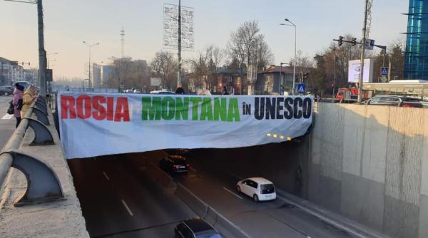 ong ul lui dide banner urias in bucuresti pentru rosia montana avertisment pentru guvern suntem cu ochii pe ei