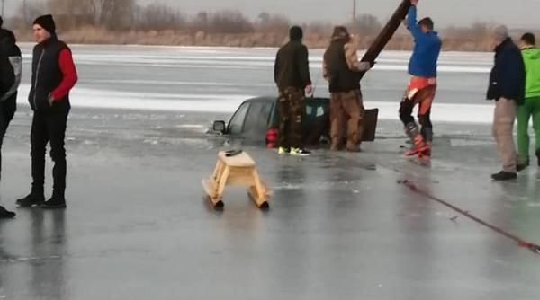 un sofer a incercat sa faca drifturi pe lac dar gheata a cedat sub masina ce s a intamplat cu el