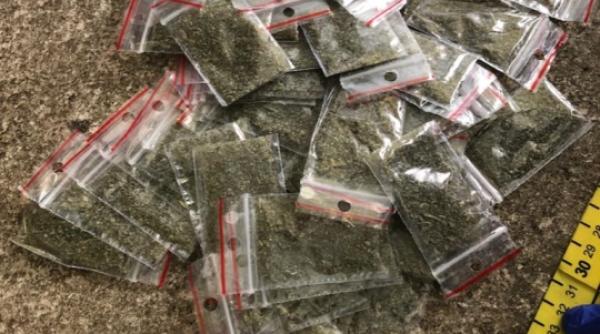 prins in timp ce voia sa vanda 55 de plicuri cu droguri