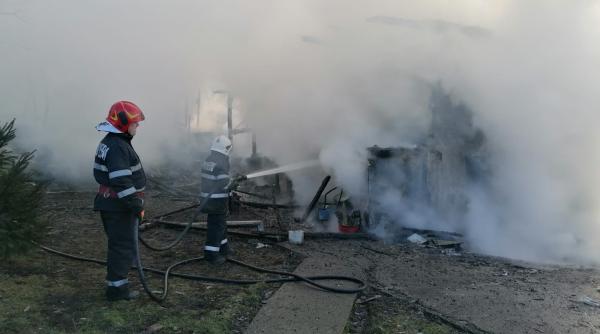 o minora si doi adulti raniti intr un incendiu in timp ce dormeau
