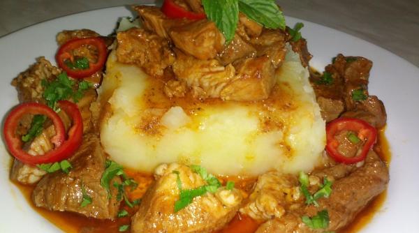 ostropel de porc cu piure reteta traditionala iubita de romani