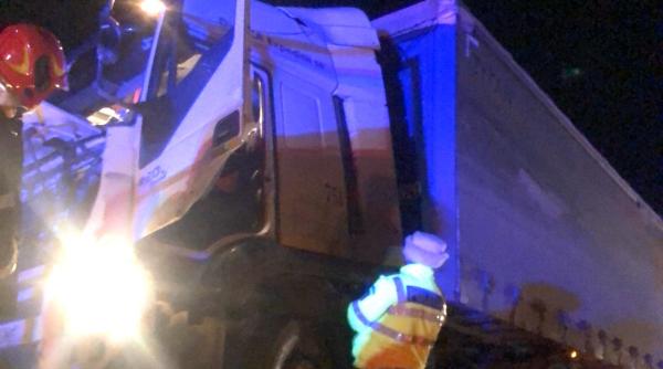 un sofer beat s a rasturnat cu tirul in curtea unei case