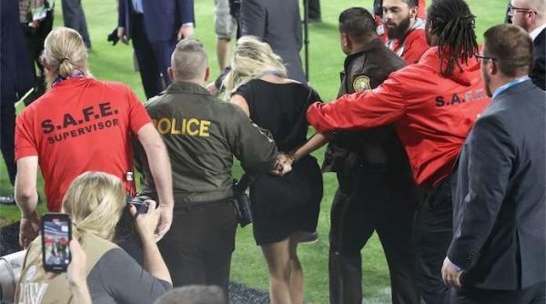 super bowl kelly kay femeia care a vrut sa intre goala pe teren a fost arestata