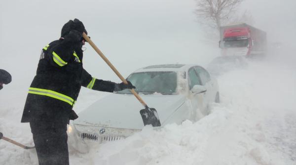 imagini apocaliptice  cisterna inghetata  masini blocate  drumuri inchise